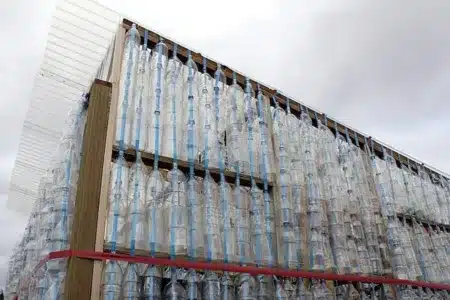 invernadero con 2000 botellas
