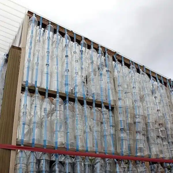 invernadero con 2000 botellas
