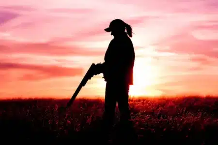 Una cazadora al amanecer.