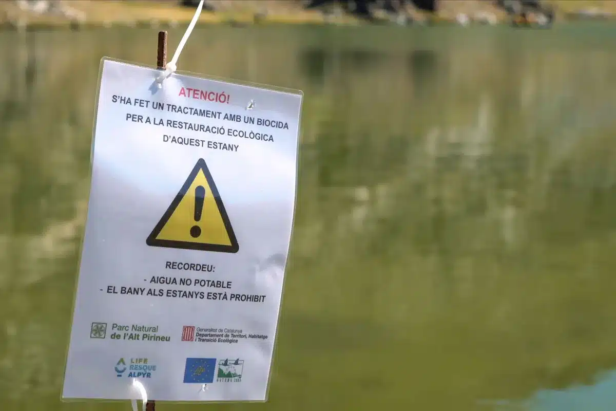 Cartel avisando del peligro del tratamiento.