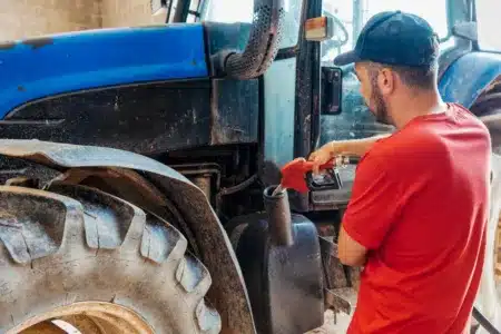 Agricultor repostando gasoil.