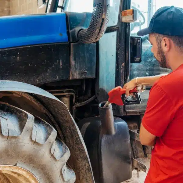 Agricultor repostando gasoil.