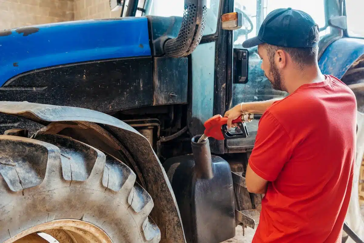 Agricultor repostando gasoil.