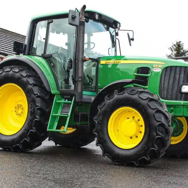Un John Deere 6530 4WD como el subastado.