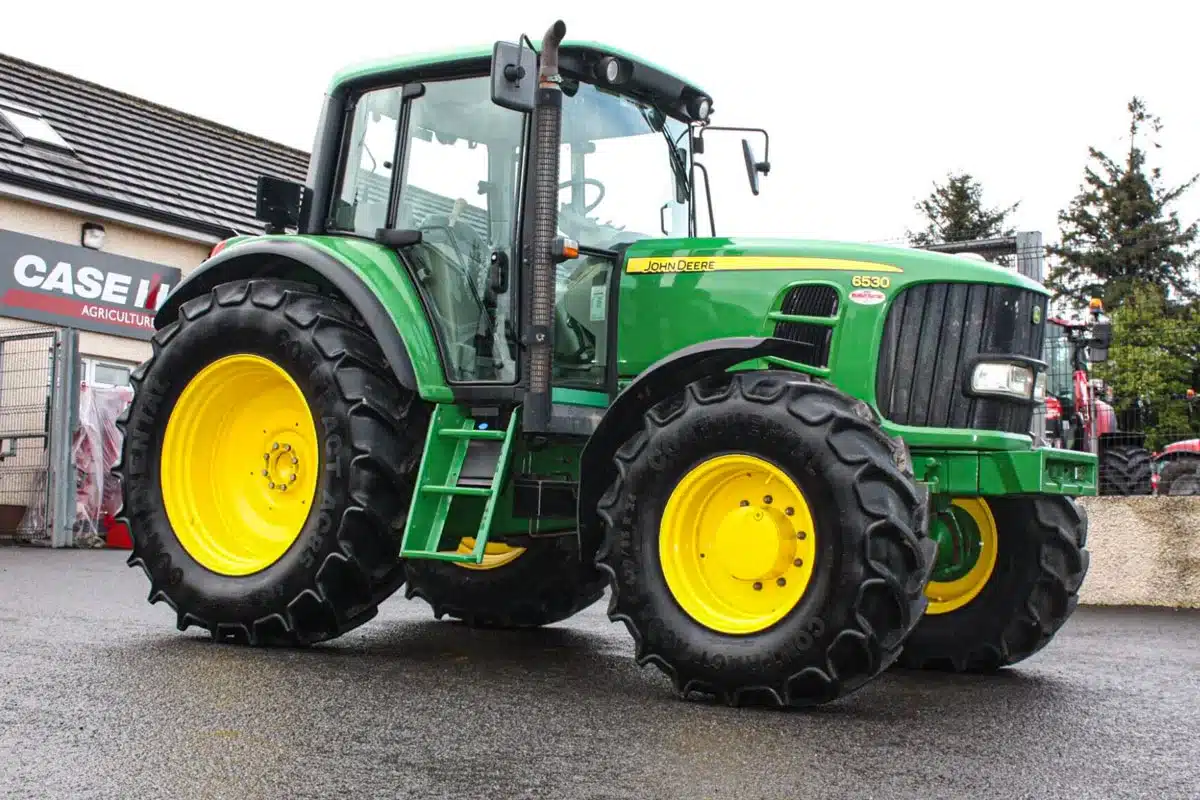 Un John Deere 6530 4WD como el subastado.