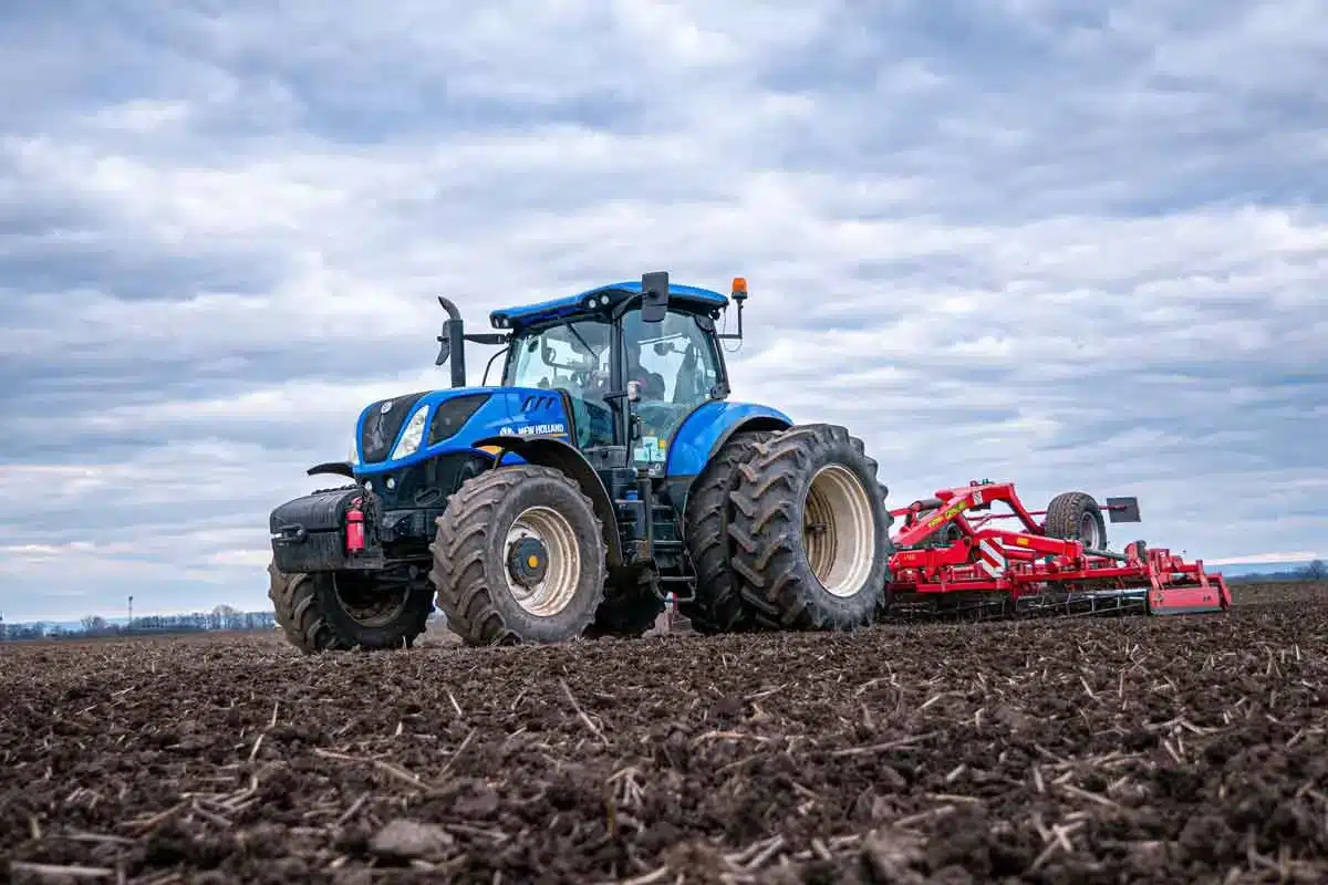 Tractor trabajando en el campo.