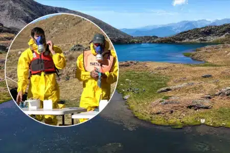 Imagen de los lagos y de los técnicos encargados de aplicar el tratamiento.