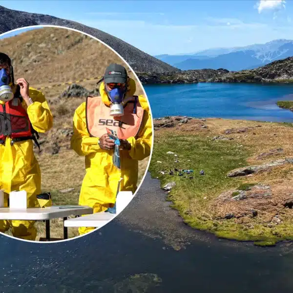 Imagen de los lagos y de los técnicos encargados de aplicar el tratamiento.