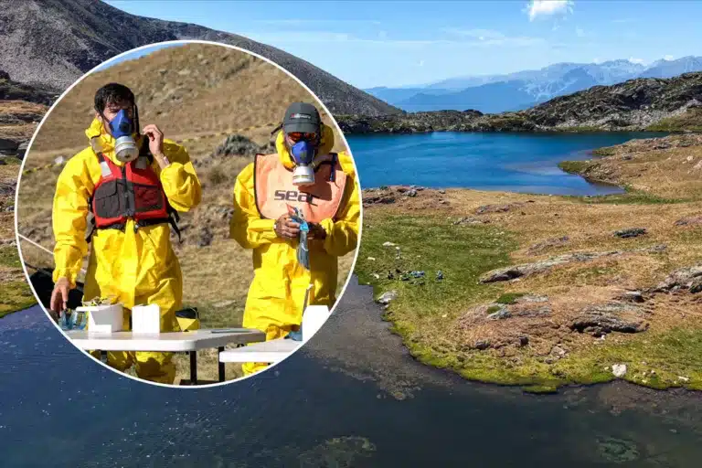 Imagen de los lagos y de los técnicos encargados de aplicar el tratamiento.