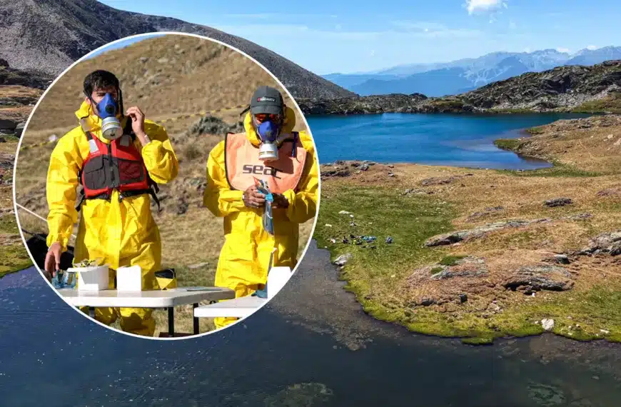 Imagen de los lagos y de los técnicos encargados de aplicar el tratamiento.