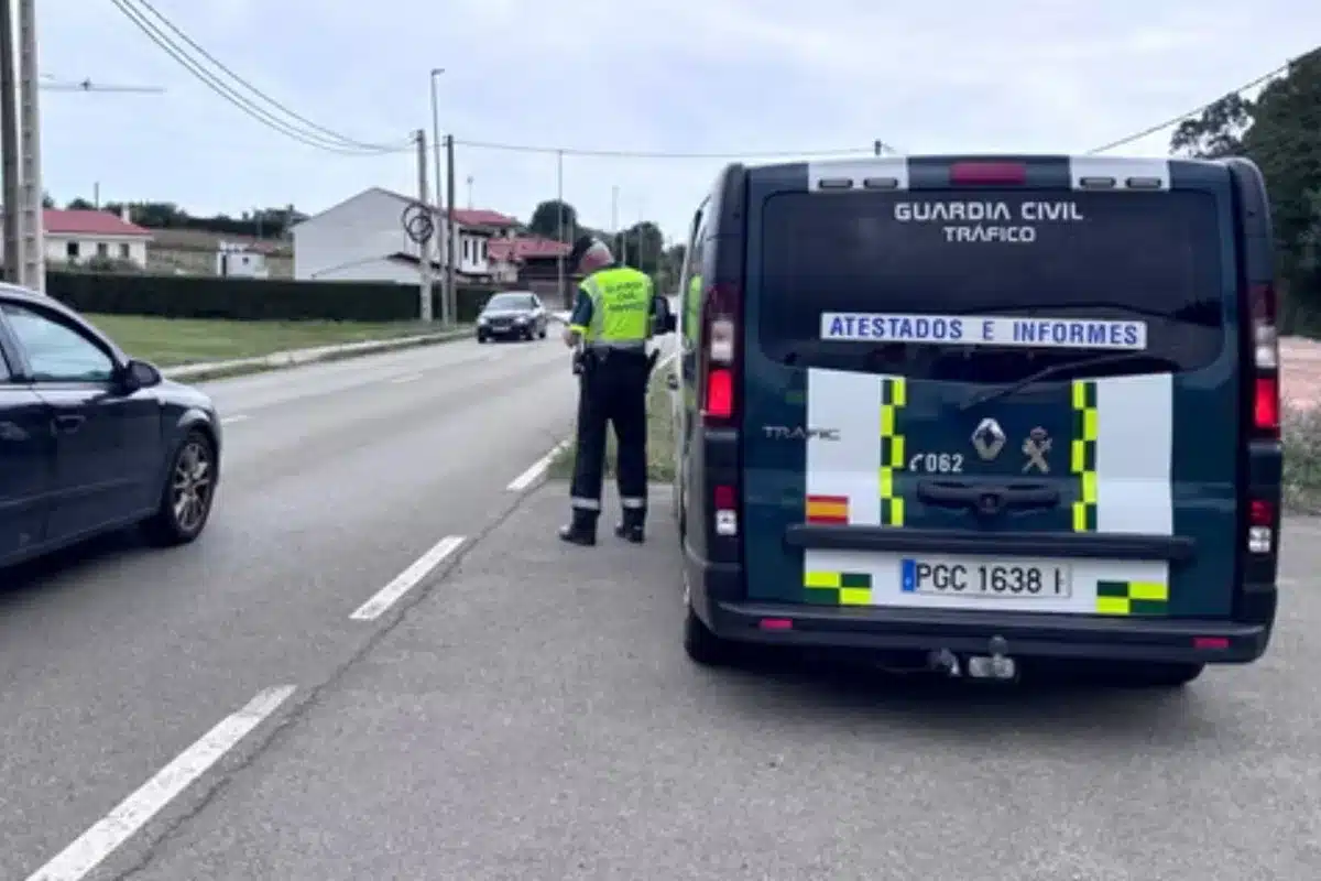 Guardia Civil multa conductor hijo parking