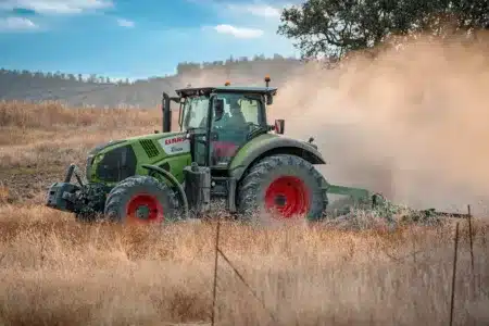 Un tractor labrando un campo.