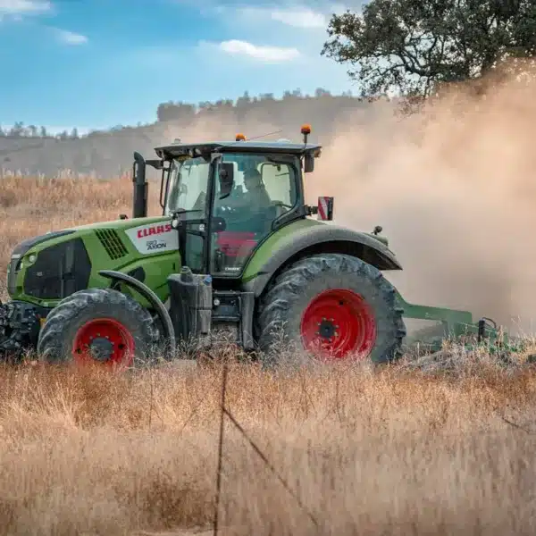 Un tractor labrando un campo.