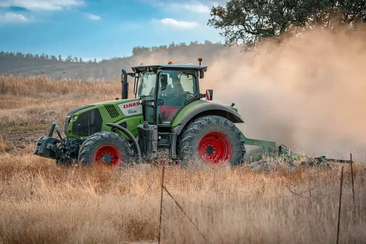 Un tractor labrando un campo.