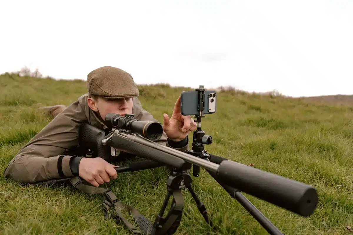 Spartan, la marca de bípodes de carbono para rifles, pone cinco revolucionarios accesorios en las armerías españolas