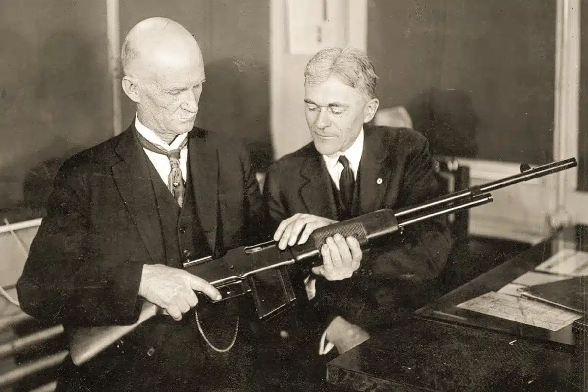 Browning con el BAR militar.