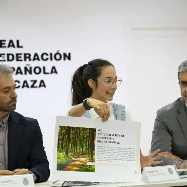 Josep Escandell, presidente de la RFEC, Paula Merino, responsable de comunicación de la RFEC, y José Mª Mancheño, presidente de la FAC.