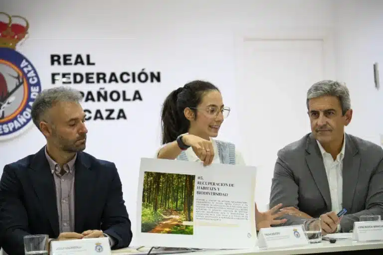 Josep Escandell, presidente de la RFEC, Paula Merino, responsable de comunicación de la RFEC, y José Mª Mancheño, presidente de la FAC.