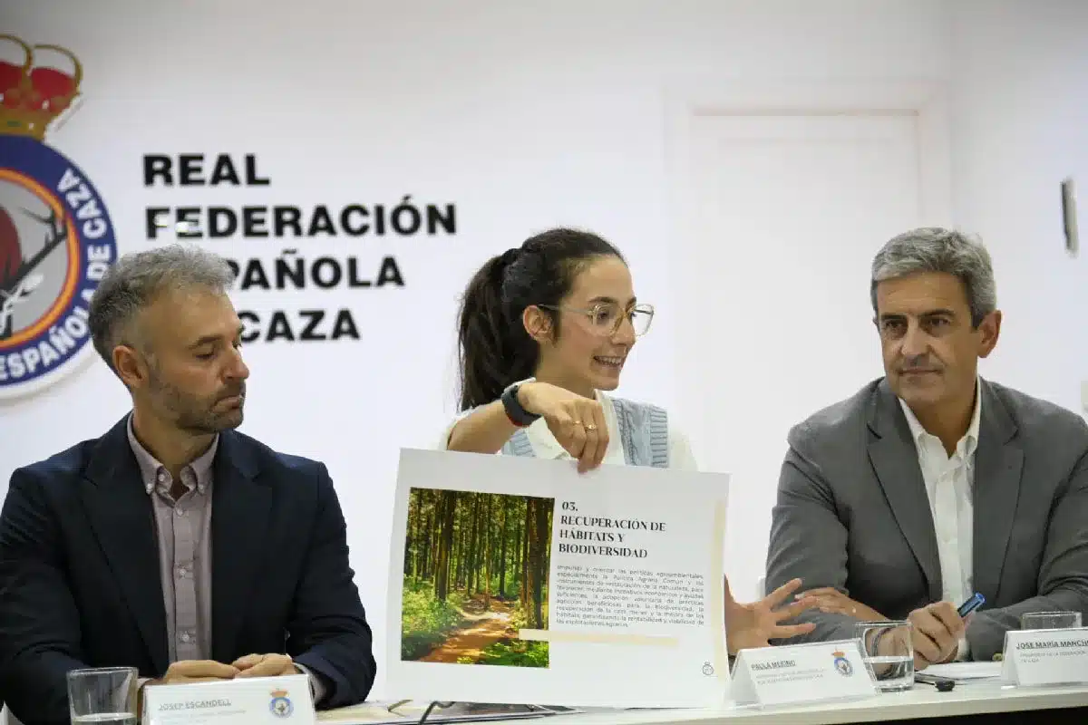Josep Escandell, presidente de la RFEC, Paula Merino, responsable de comunicación de la RFEC, y José Mª Mancheño, presidente de la FAC.
