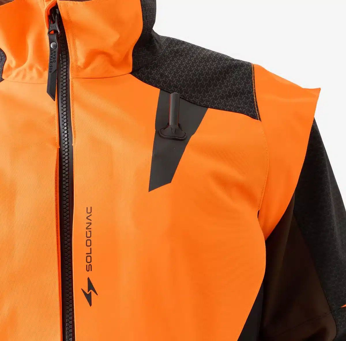 La chaqueta se puede convertir en chaleco al quitar las mangas.