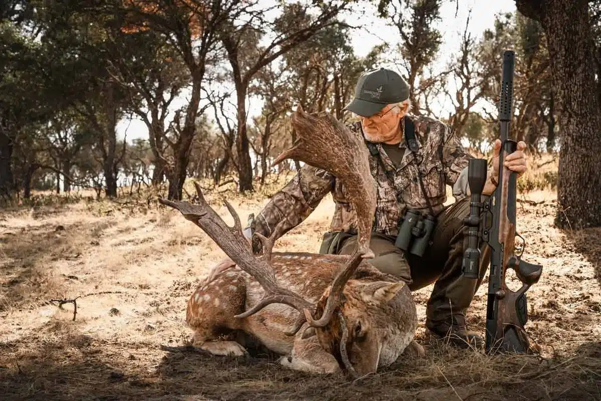 Felipe Vegue con el gamo. © Cazaflix