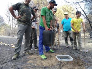 Los cazadores llevan agua y comida a los animales salvajes tras los incendios de Almorox