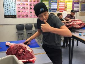 Este colegio enseña a los niños a despiezar carne de caza