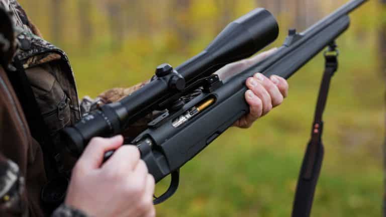cazador carga un rifle durante una jornada cinegética accidente disparo pie monteria