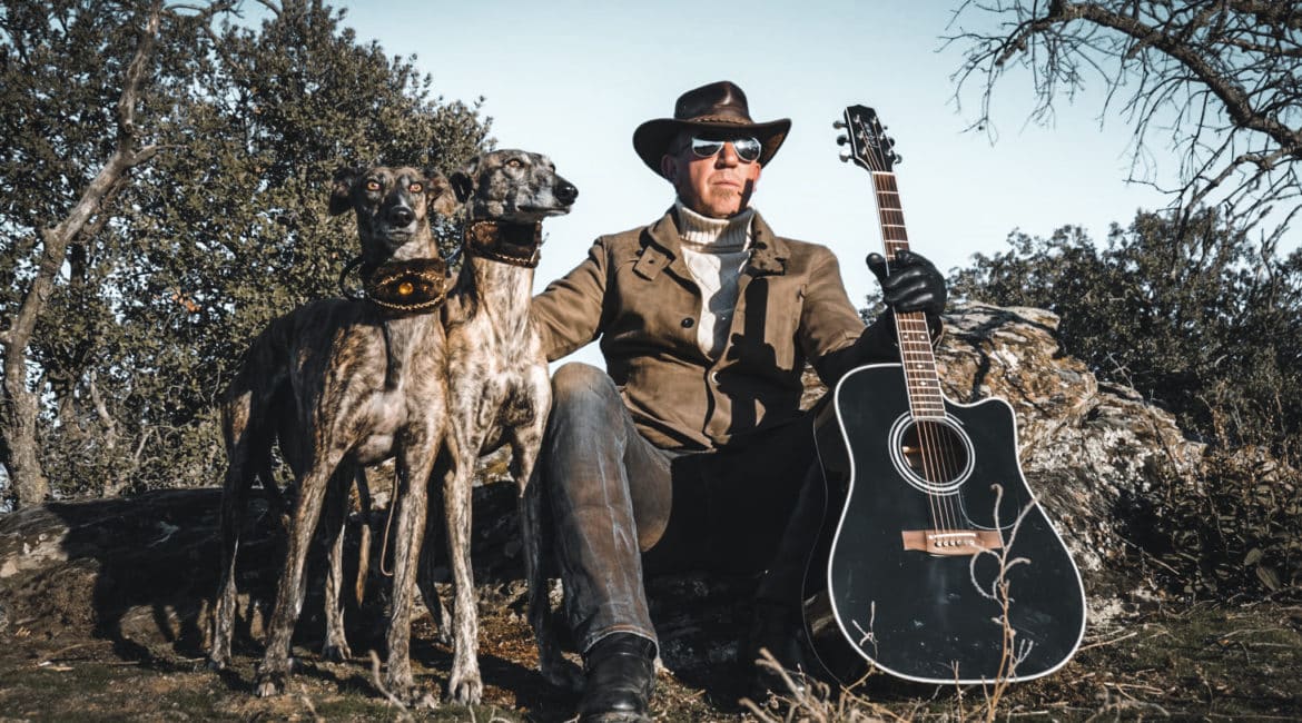 Un cazador amante del rock and roll compone esta cañera canción para sus perros de caza