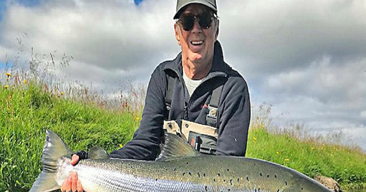 Eric Clapton consigue sacar uno de los salmones más grandes capturados