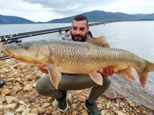 Pesca un barbo de más de 10 kilos en un pantano de Ciudad Real