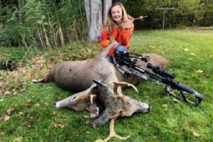 Una adolescente de 14 años caza dos ciervos con una sola flecha