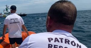 Buzos y amigos buscan a un submarinista desaparecido el lunes en Cádiz