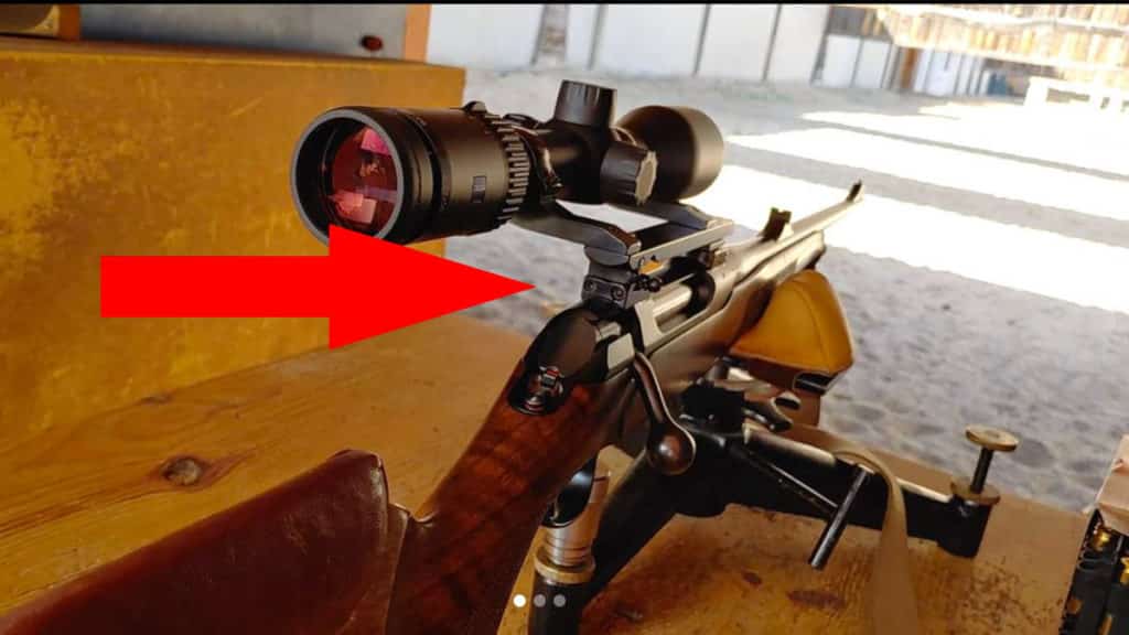 El rifle de un cazador diestro que solo puede apuntar con el ojo izquierdo