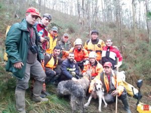 Bomberos y cazadores rescatan a tres perros que cayeron en una grieta de diez metros en Santander