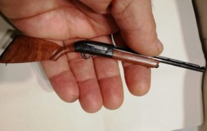 Un miniaturista realiza esta réplica diminuta de la escopeta Beretta A400 Xplor