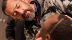 El cirujano (y cazador) Pedro Cavadas extirpa un gigantesco tumor a un niño