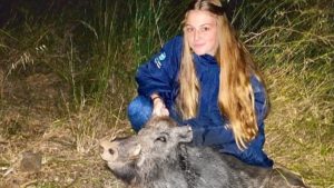 Una joven de 16 años caza al salto su primer jabalí con una semiautomática del 12