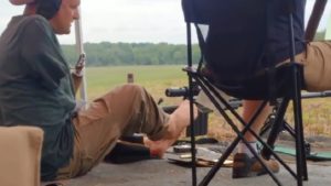 El vídeo de un hombre sin brazos que dispara un rifle en un campo de tiro