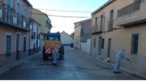 Covid-19: Los agricultores ayudan a desinfectar las calles con sus tractores