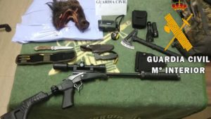 Los pillan con un rifle prohibido para cazar, la boca de un jabalí y un perro sin papeles en plena cuarentena