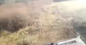 Un agricultor carga contra los anticaza mientras limpia el monte: «esto lo pagan los cazadores»
