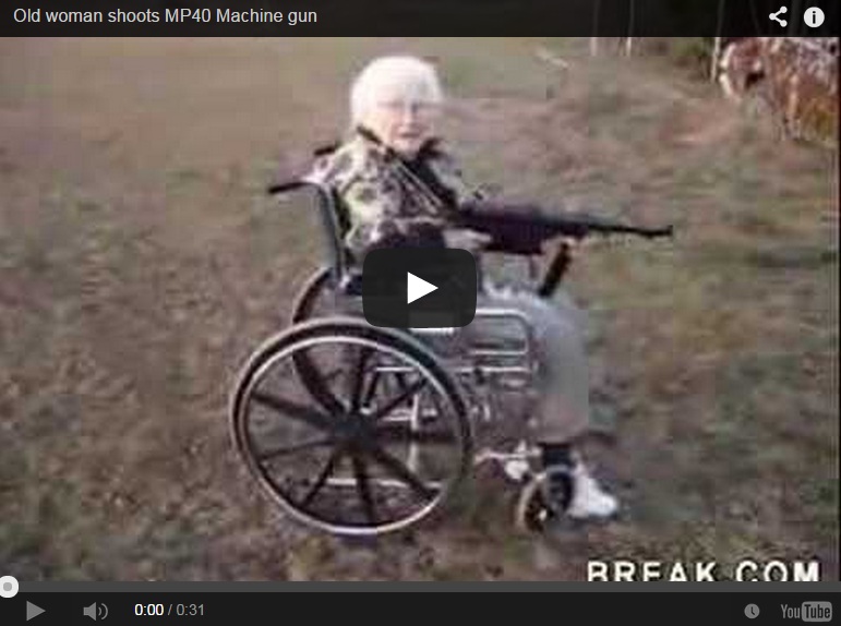 Una anciana en silla de ruedas dispara al blanco
