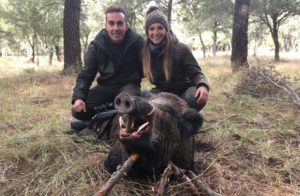 Una joven pareja caza un extraordinario jabalí medalla de oro en Soria