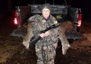Una anciana de 101 años caza dos ciervas de un solo disparo