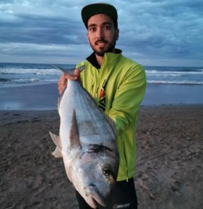 Pesca una enorme dorada de más de 3 kilos en Valencia