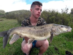 Un joven de 17 años pesca un barbo de más de 10 kilos en el Cijara