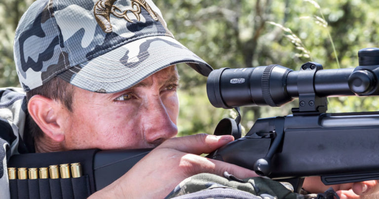 imagen de cazador con rifle