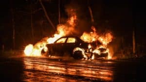 Un conductor se estrella y su coche se incendia por culpa de un jabalí