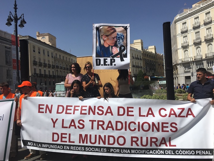 Los cazadores se concentran en la Puerta del Sol de Madrid para exigir respeto